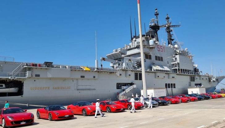 Una Ferrari solca il ponte della portaerei Garibaldi… in segno di solidarietà - Foto 5 di 11