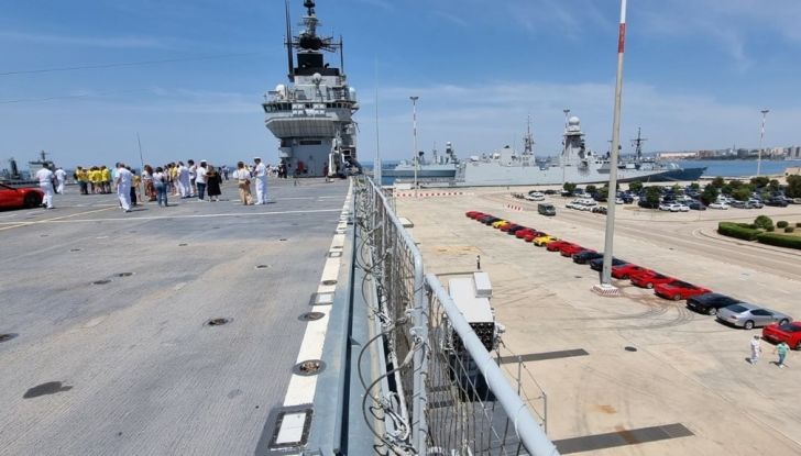 Una Ferrari solca il ponte della portaerei Garibaldi… in segno di solidarietà - Foto 7 di 11