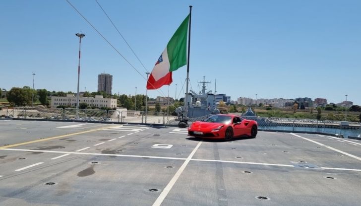 Una Ferrari solca il ponte della portaerei Garibaldi… in segno di solidarietà - Foto 8 di 11