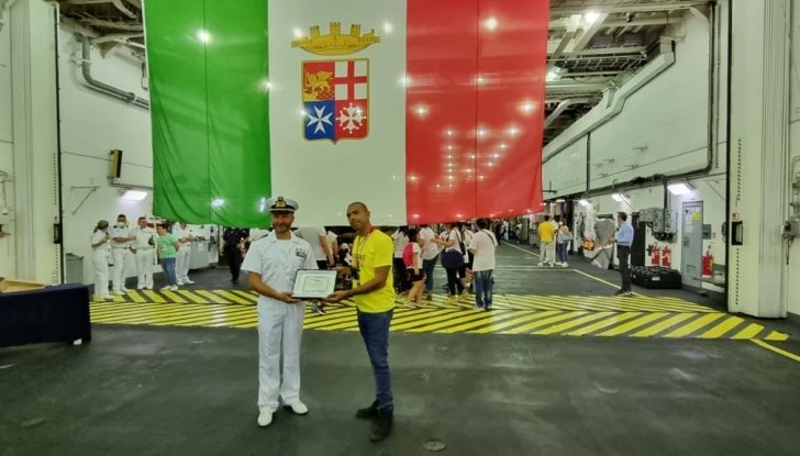 Una Ferrari solca il ponte della portaerei Garibaldi… in segno di solidarietà - Foto 9 di 11