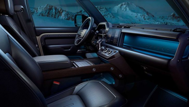 Land Rover Defender 130: svelata la versione a “passo lungo” da otto posti - Foto 11 di 12