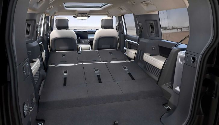 Land Rover Defender 130: svelata la versione a “passo lungo” da otto posti - Foto 12 di 12