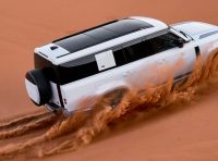 Land Rover Defender: la versione elettrica debutta nel 2025