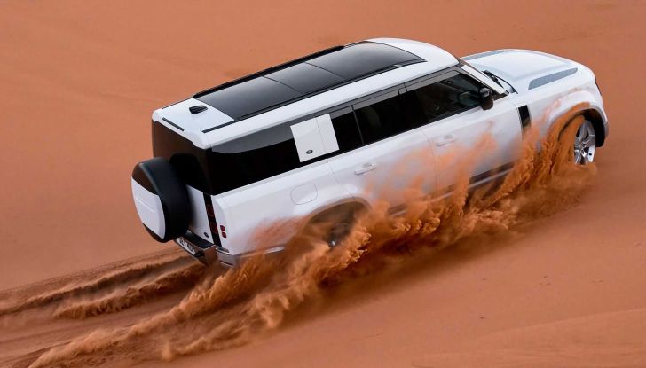 Land Rover Defender 130: svelata la versione a “passo lungo” da otto posti - Foto 3 di 12