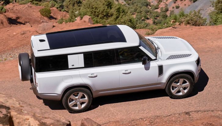 Land Rover Defender 130: svelata la versione a “passo lungo” da otto posti - Foto 6 di 12