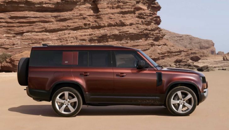 Land Rover Defender 130: svelata la versione a “passo lungo” da otto posti - Foto 8 di 12