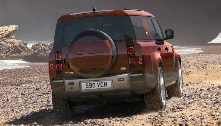 Land Rover Defender 130: svelata la versione a “passo lungo” da otto posti - Foto 9 di 12