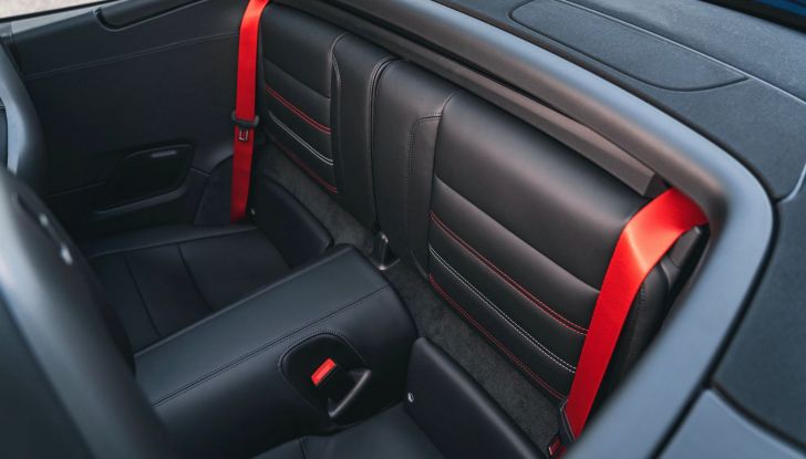 Porsche 911 Carrera GTS: la Cabriolet America Edition ha il cambio manuale - Foto 13 di 16
