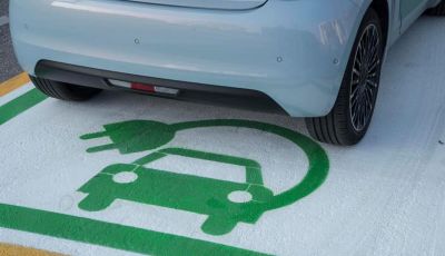 Strisce per i parcheggi auto: quali sono le regole di sosta?