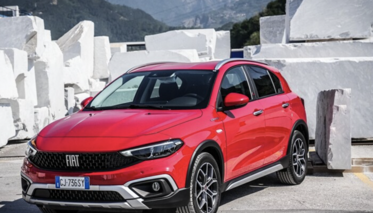 Fiat Tipo Cross Hybrid, l’ibrida da città con prezzi da 29.900 euro - Foto 7 di 9