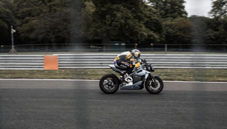 Triumph: completati i test su strada sul prototipo elettrico TE-1 - Foto 5 di 14