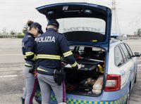 Posto di blocco: la Polizia può davvero obbligarti ad aprire il bagagliaio? Ecco cosa dice la legge