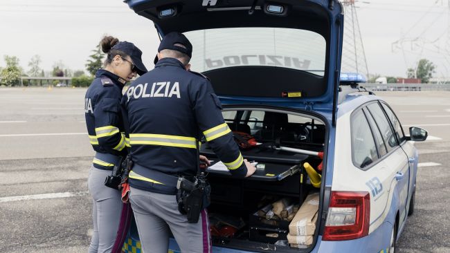 Posto di blocco: la Polizia può davvero obbligarti ad aprire il bagagliaio? Ecco cosa dice la legge