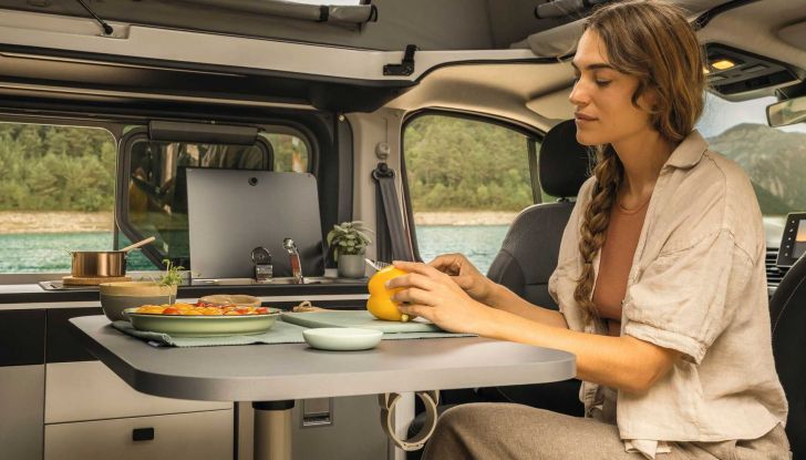Renault Trafic SpaceNomad: il camper con i pannelli solari sul tetto - Foto 6 di 8