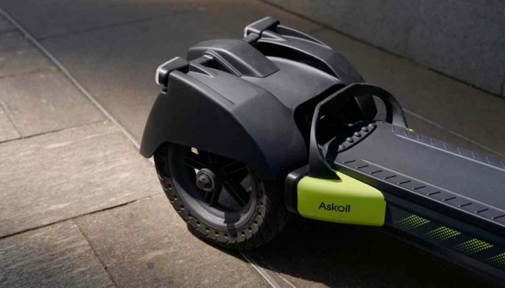 Test Ride di Askoll Scoo3: non chiamatelo monopattino pur essendo maneggevole, affidabile e tecnologico: ecco la nostra prova su strada - Foto 2 di 6