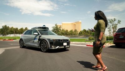 Hyundai Ioniq 5 debutta a Las Vegas come robo-taxi a guida autonoma