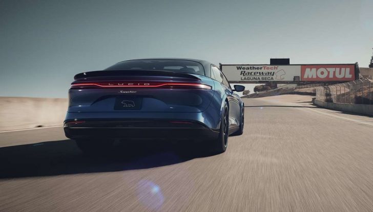 Lucid Air Sapphire: la berlina elettrica da 1.200 cavalli che sfida Tesla - Foto 6 di 19