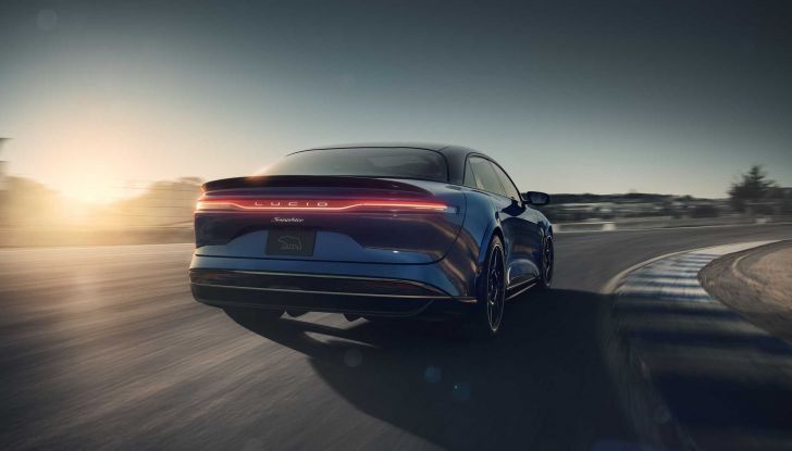 Lucid Air Sapphire: la berlina elettrica da 1.200 cavalli che sfida Tesla - Foto 10 di 19