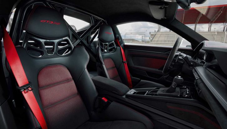 Porsche 911 GT3 RS: la berlinetta da corsa di Stoccarda in versione “street legal” - Foto 15 di 16