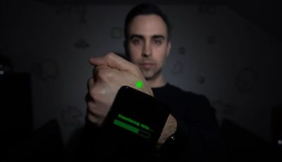 Arriva il chip sotto-pelle per aprire l’auto: negli USA è compatibile con Tesla