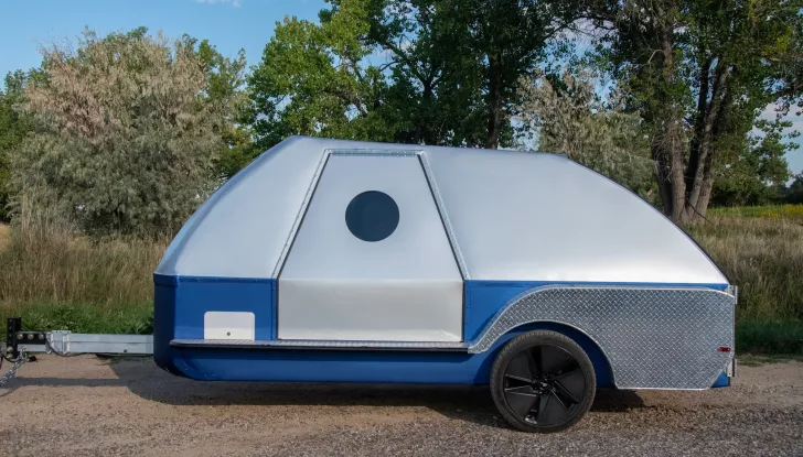 Campeggio in elettrico: ecco la roulotte che funziona da “range-extender” - Foto 6 di 8