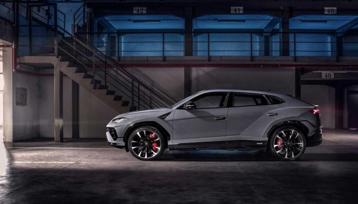 Lamborghini Urus: la versione ibrida plug-in debutterà nel 2024 - Foto 5 di 12