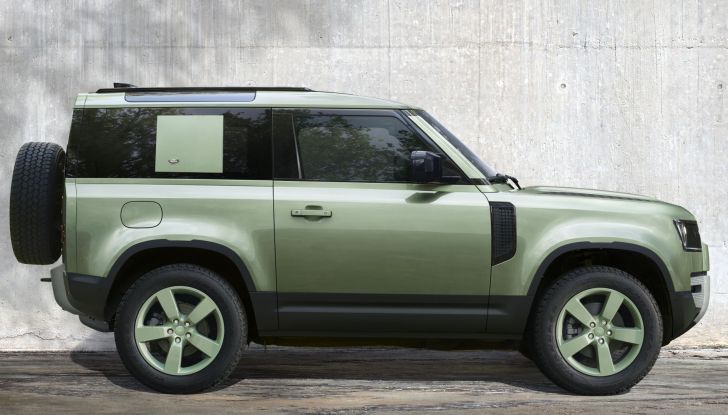 Land Rover Defender compie 75 anni: ecco la Limited Edition in Grasmere Green - Foto 2 di 10