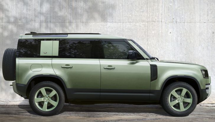 Land Rover Defender compie 75 anni: ecco la Limited Edition in Grasmere Green - Foto 3 di 10
