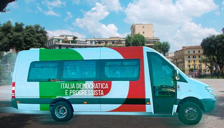 Campagna elettorale: il bus elettrico di Enrico Letta lo lascia a piedi - Foto 2 di 5
