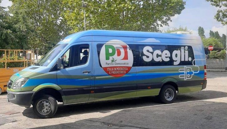 Campagna elettorale: il bus elettrico di Enrico Letta lo lascia a piedi - Foto 1 di 5
