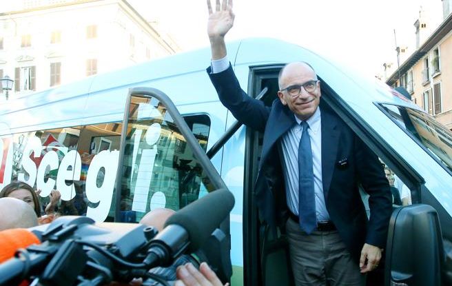 Campagna elettorale: il bus elettrico di Enrico Letta lo lascia a piedi - Foto 3 di 5