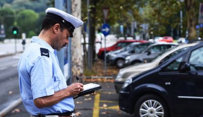 Le multe che non ti aspetti: i cinque comportamenti da evitare in auto