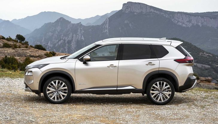 Nissan X-Trail 2022: la quarta generazione è solo ibrida, a 5 o 7 posti - Foto 10 di 18