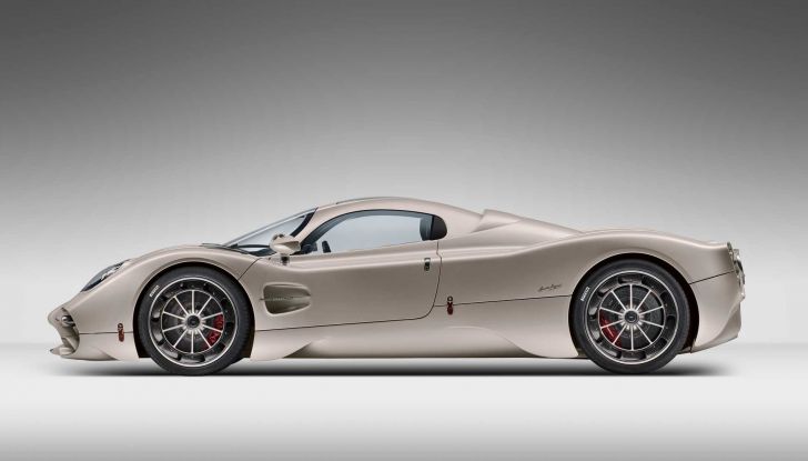 Pagani Utopia: l’hypercar da 864 cavalli si fa ammirare a Mantova - Foto 3 di 18