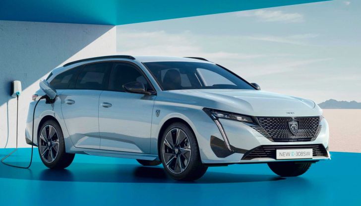 Peugeot e-308: la versione full-electric (anche SW) arriva nel 2023 - Foto 1 di 5