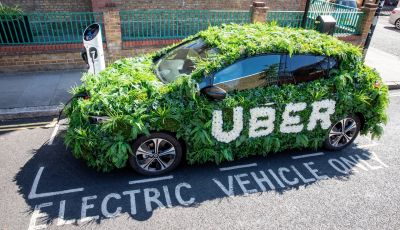 Vuoi lavorare per Uber come tassista? Dal 2030 solo con auto elettriche