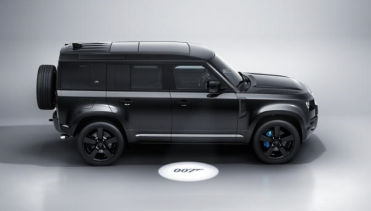 Le Land Rover Defender di James Bond protagoniste di un’asta da record - Foto 2 di 9