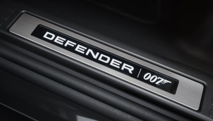 Le Land Rover Defender di James Bond protagoniste di un’asta da record - Foto 8 di 9