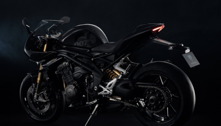Triumph Speed Triple 1200 RR Bond Edition: l’omaggio all’agente speciale più famoso del cinema - Foto 1 di 12