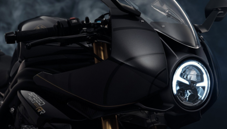 Triumph Speed Triple 1200 RR Bond Edition: l’omaggio all’agente speciale più famoso del cinema - Foto 11 di 12