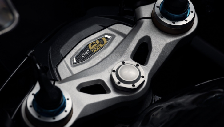 Triumph Speed Triple 1200 RR Bond Edition: l’omaggio all’agente speciale più famoso del cinema - Foto 2 di 12