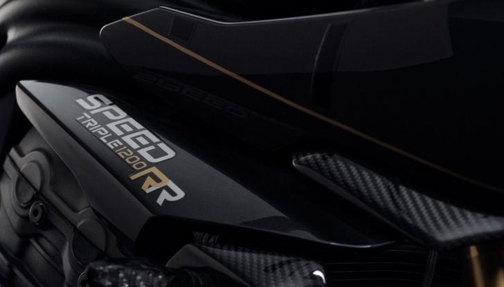 Triumph Speed Triple 1200 RR Bond Edition: l’omaggio all’agente speciale più famoso del cinema - Foto 5 di 12
