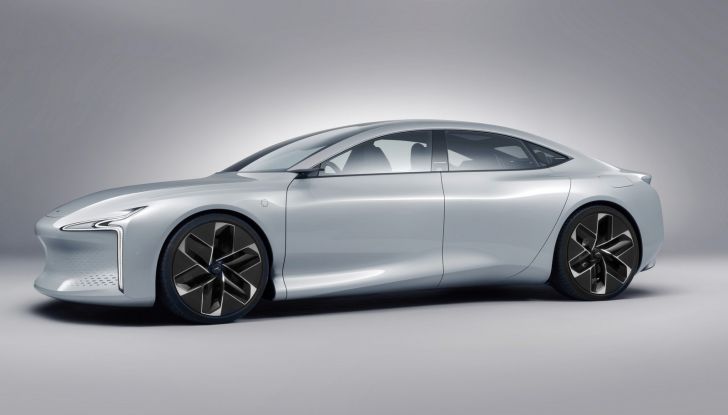 Hopium Machina Vision: a Parigi il futuro delle berline di lusso è a idrogeno - Foto 2 di 8