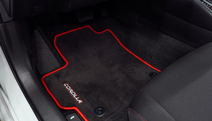 Toyota Corolla Hybrid: la gamma si amplia con la SE Infrared Edition - Foto 12 di 15