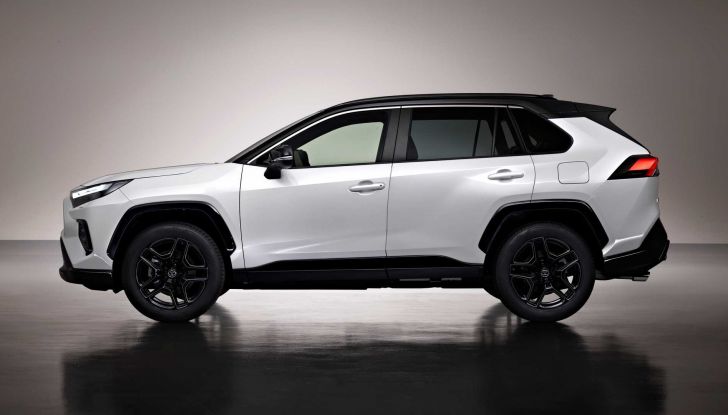 Toyota RAV4 GR Sport: pronta al debutto in Italia con prezzi da 50.300 Euro - Foto 3 di 11