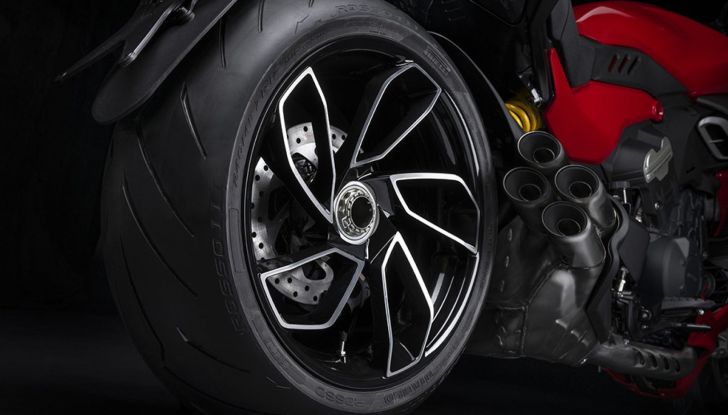Ducati Diavel 2023: dal bicilindrico si passa al V4 da 168 cavalli - Foto 13 di 16