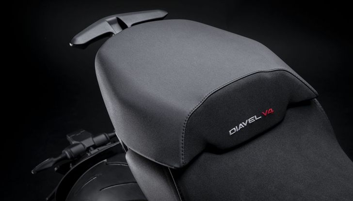 Ducati Diavel 2023: dal bicilindrico si passa al V4 da 168 cavalli - Foto 15 di 16