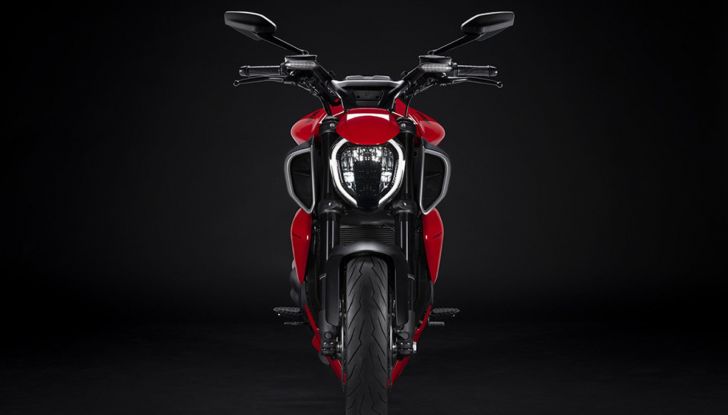 Ducati Diavel 2023: dal bicilindrico si passa al V4 da 168 cavalli - Foto 6 di 16
