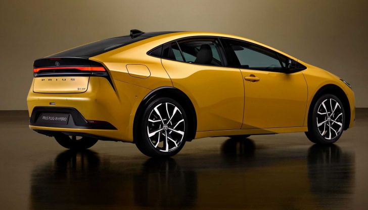 Toyota Prius 2023: più affilata e potente, ma sempre ibrida - Foto 7 di 10