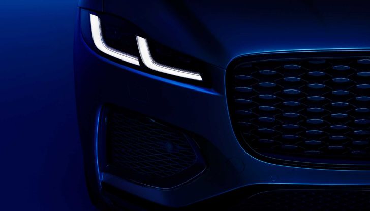 Jaguar F-Pace 2023: più autonomia per la P400e ibrida plug-in - Foto 4 di 11